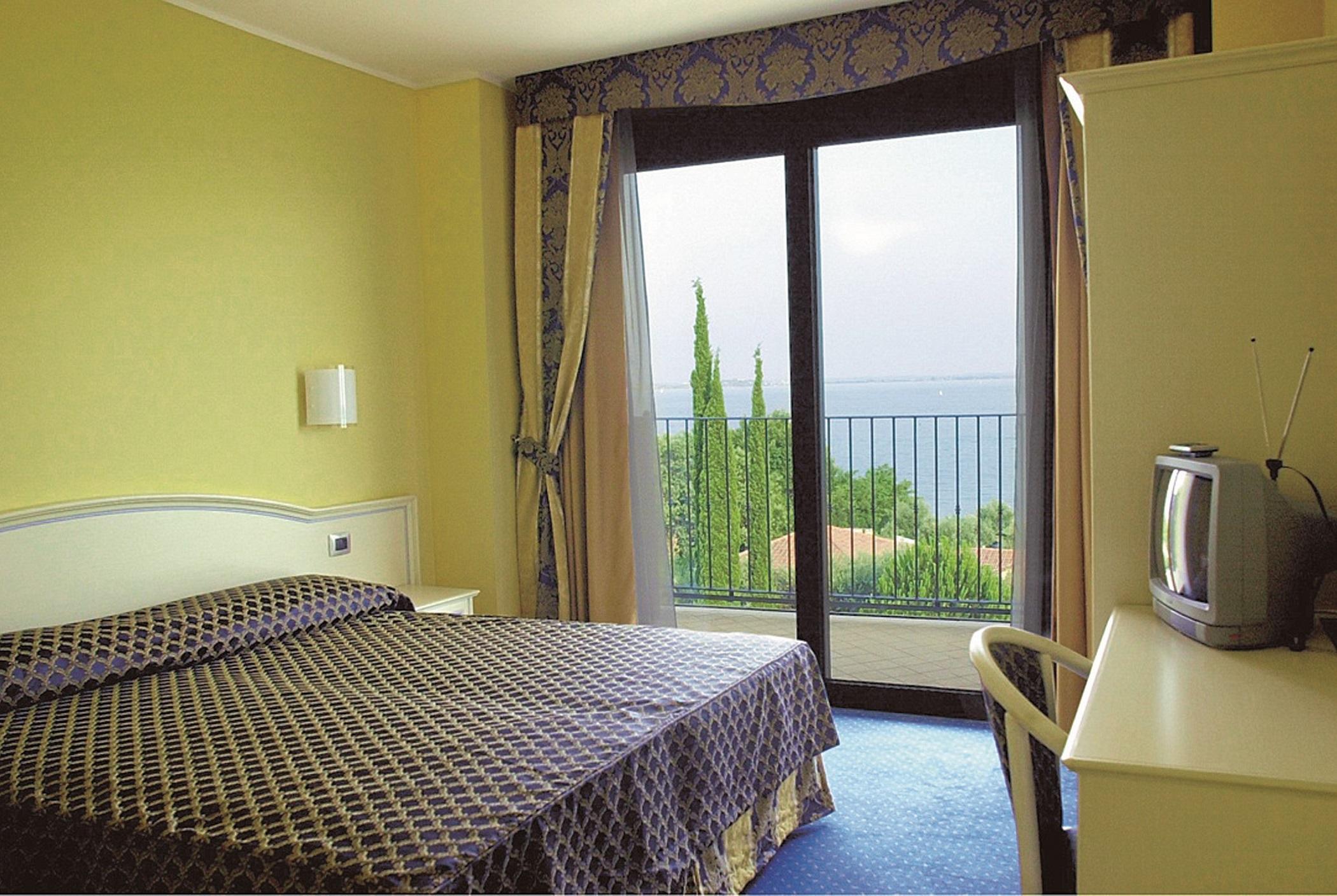Hotel Riva Del Sole Moniga del Garda Zimmer foto